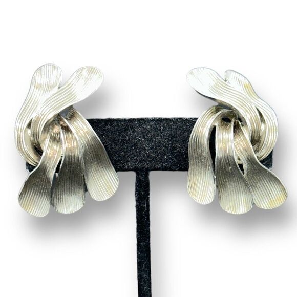 Vintage Kramer Clip-On Earrings Art Deco Textured Silver Plated - Picture 3 of 8